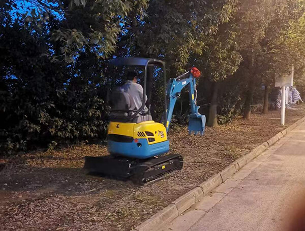 久保田迷你挖機(圖1)